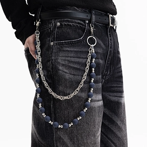 Gros plan d'une chaîne de pantalon punk à deux couches avec perles bleu foncé et liens argent