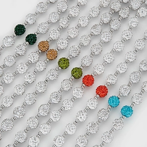 Détail de boules disco Shamballa en cristal coloré et perles argentées sur chaîne de pantalon