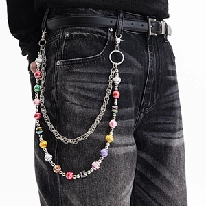 Vue détaillée des perles de baseball colorées sur une chaîne de pantalon hip-hop argent