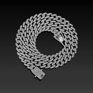 Makroaufnahme einer 9mm Iced Out Gliederkette mit Diamantverschluss auf schwarzem Grund