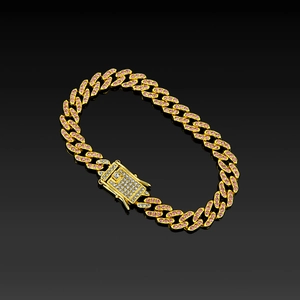 Detail eines 9mm Gold-Panzerarmbands mit rosa Strasssteinen und Kristallverschluss