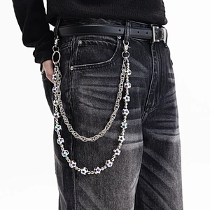 Détail d'une chaîne de pantalon argentée à double couche avec perles de football colorées
