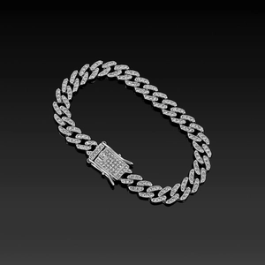 Detailansicht des 9mm Iced-Out Cuban Link Armbands mit voll besetztem Verschluss