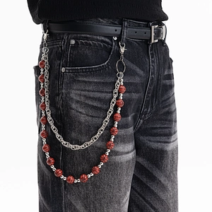 Détail d'une chaîne de pantalon hip-hop argentée avec des perles de basket-ball