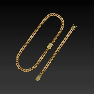 Detail von goldenem Panzerketten-Set mit rosa Zirkonia-Besatz und Diamantverschluss