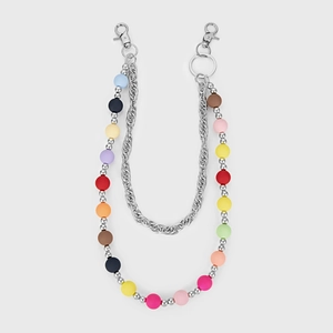 Détail de perles mates colorées et chaîne tressée argentée avec fermoirs mousquetons