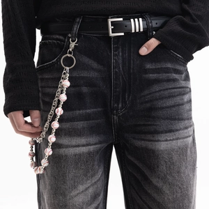 Détail de la chaîne de taille hip-hop avec perles de baseball sur un jean