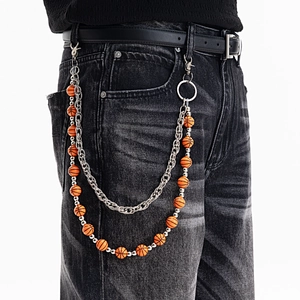 Détail d'une chaîne de pantalon double avec perles de basket orange et maillons argent
