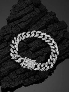Makro-Detail des silbernen Iced-Out-Panzerarmbands mit funkelnden Strasssteinen auf schwarzem Stein