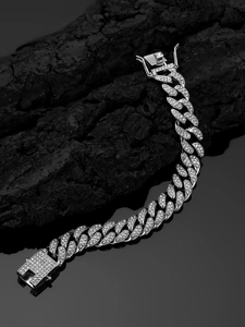 Detailaufnahme des 13mm silbernen Panzerarmbandes mit Vollbesatz aus Kristallen auf dunklem Grund