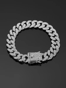 Makroaufnahme von 13mm Iced Out Gliederkette Armband mit Verschluss auf Spiegel