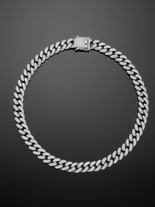 Detalle de cadena cubana de plata de 13 mm con cierre de diamantes y acabado brillante