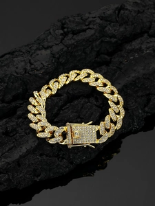 Detailansicht des 13mm vergoldeten Iced Out Panzerarmbands mit Strass besetztem Verschluss