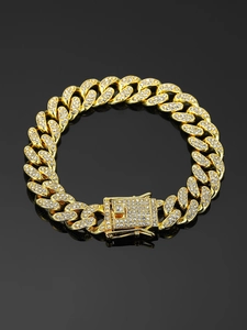 Detail eines 13mm goldfarbenen Cuban-Link-Armbands mit Kristallen und Sicherheitsverschluss