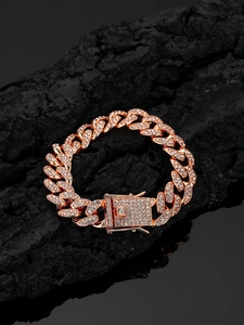 Detailansicht eines roségoldenen Cuban-Armbands mit Diamanten und Drachen-Verschluss