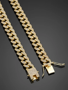 Vista detallada de cadena cubana dorada de 13mm con pavé de cristales estilo hip hop