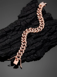 Detail eines roségoldenen Cuban-Link-Armbandes mit Pavé-Zirkonia und sicherem Kastenverschluss