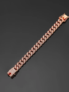 Detailansicht eines 13mm roségoldenen Cuban-Link-Armbands mit Eiskristall-Besatz