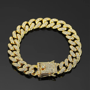 13mm goldene Panzerarmband mit glänzenden Strasssteinen auf schwarzer Spiegeloberfläche