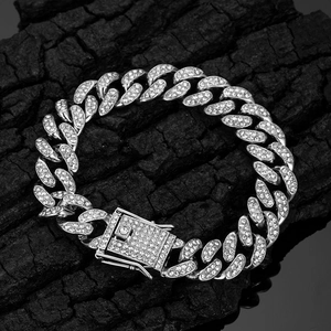 13mm silbernes Cuban Link Armband mit Strassbesatz und Klappverschluss auf dunklem Hintergrund