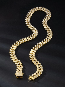 Dettaglio della catena cubana dorata da 13mm con pavé di pietre di zirconia cubica