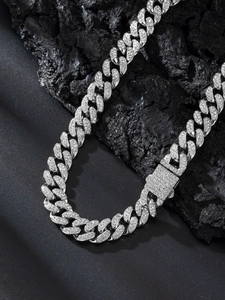 Dettaglio della catena cubana da 13 mm in argento con strass su roccia nera opaca