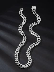 Dettaglio della catena cubana argento da 13 mm con pavé di diamanti e chiusura a molla