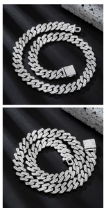 Macro-opname van zilveren Cubaanse schakelketting met strass steentjes en een vierkante sluiting