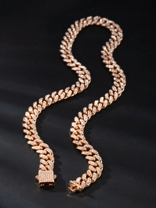 Dettaglio macro della collana a catena cubana da 13mm in oro rosa con diamanti pavé