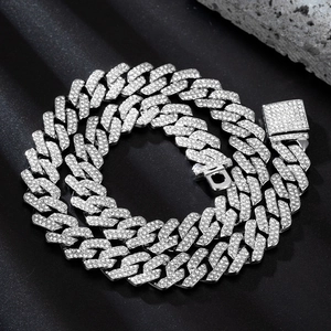 Zilveren 14mm ruitvormige Cubaanse schakelketting met witte zirkonia en doosluiting