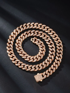Macro della catena cubana in oro rosa con incastonatura dettagliata di cristalli micro-pave