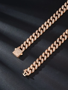 Dettaglio catena cubana da 13mm dorata con strass scintillanti e chiusura a incastro