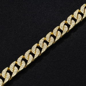 Gros plan d'une chaîne cubaine de 14mm plaquée or sertie de cristaux blancs scintillants