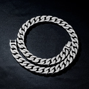 Détail de la chaîne Cuban Link 14mm argentée glacée avec des cristaux étincelants