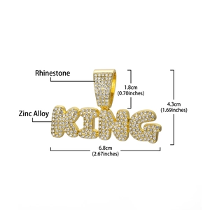 Dimensions détaillées du pendentif KING doré avec strass montrant hauteur et largeur