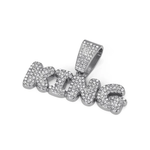Vue détaillée du pendentif KING argenté avec sertissage dense de zircons blancs
