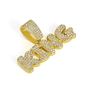 Vue macro du pendentif King avec strass en cristal micro-pavé et large attache dorée