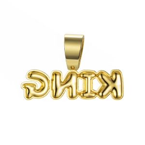 Vue détaillée du pendentif lettre KING doré pour colliers hip hop avec de gros maillons