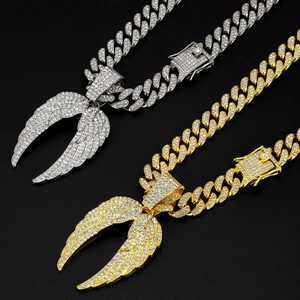 Pendentifs ailes d'ange hip hop or et argent sur chaînes à mailles cubaines