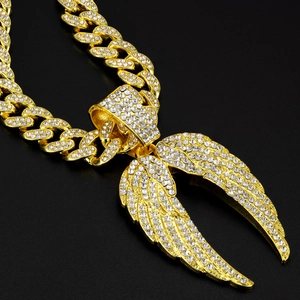 Détail du pendentif ailes d'ange hip-hop avec chaîne à maillons cubains sertis