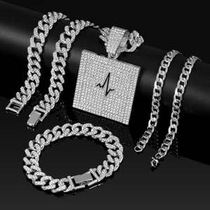 Détail du lot de chaînes cubaines serties avec pendentif carré électrocardiogramme argenté