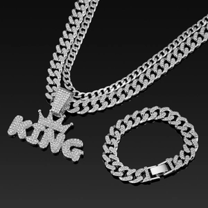 Makroaufnahme der Iced Out Kubanischen Kette und King-Anhänger mit Silberfinish