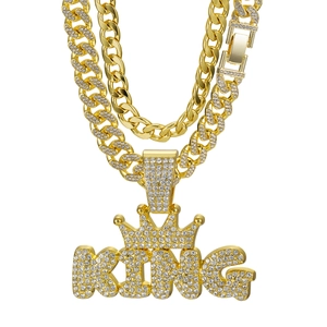Hip-Hop-Goldset: KING-Krone-Anhänger mit eisgekühlten Cuban-Gliederketten