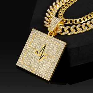 Vue détaillée du pendentif carré doré avec motif ECG et oxydes de zirconium brillants