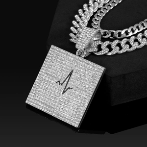 Détail du collier chaîne cubaine argentée avec pendentif carré à motif d'électrocardiogramme