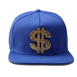 Casquette de baseball hip hop bleue avec un grand signe dollar en strass dorés sur fond blanc