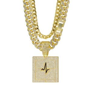 Parure hip hop dorée avec chaîne cubaine et pendentif carré motif électrocardiogramme