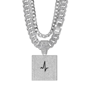Détail du pendentif carré ECG et de la chaîne à maillons cubains sertie de diamants
