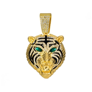 Pendentif tête de tigre doré avec yeux verts et cristaux blancs sur fond blanc