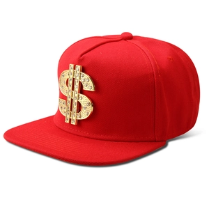 Casquette snapback rouge avec un grand signe dollar en strass dorés sur le devant